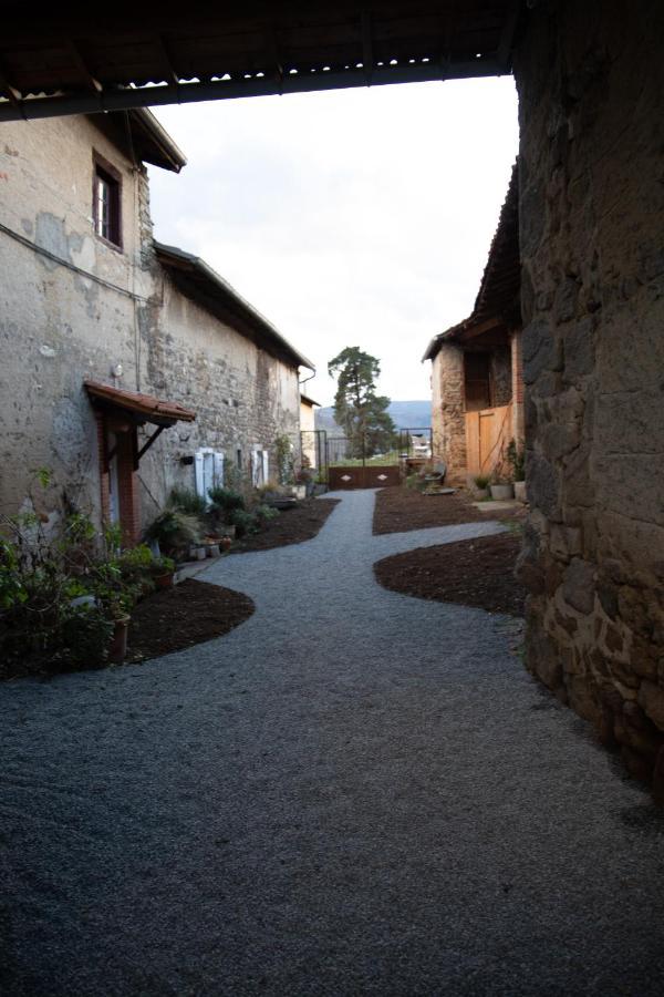 Un Petit Bout Du Monde Hotell Saint-Georges-en-Couzan Exteriör bild