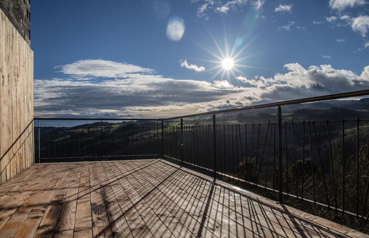 Un Petit Bout Du Monde Hotell Saint-Georges-en-Couzan Exteriör bild