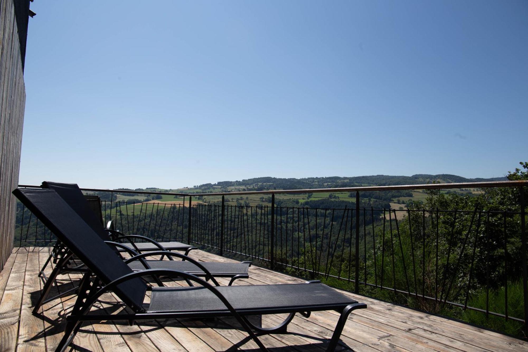 Un Petit Bout Du Monde Hotell Saint-Georges-en-Couzan Exteriör bild